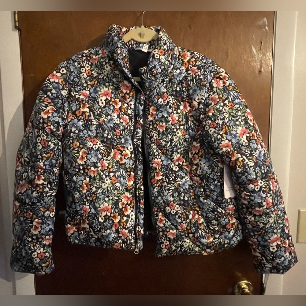Walmart Time and Tru women’s puffy coat with cute floral design. Size Medium